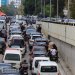 حركة مرور كثيفة على الطرقات مع فرار الناس من الضواحي الجنوبية لبيروت (رويترز)