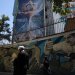 إيراني يمر أمام لوحة مناهضة لإسرائيل في «ساحة فلسطين» وسط طهران كُتب عليها بالفارسية: «إسرائيل لن ترى السنوات الـ15 المقبلة» الاثنين (رويترز)