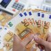 يستحوذ اليورو حالياً على حصة سوقية عالمية تبلغ نحو 20 % عبر مجموعة واسعة من المؤشرات (رويترز)