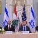 من اليسار... السفير الأميركي لدى إسرائيل مايك هاكابي ومساعد الرئيس ترمب نائب مستشار الأمن القومي مايكل نيدهام والسفير الأميركي لدى لبنان ميشال عيسى يشاركون في جلسة التفاوض الثلاثاء (أ.ب)