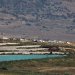 قافلة تابعة لقوة الأمم المتحدة المؤقتة في لبنان (اليونيفيل) تُناور داخل جنوب لبنان كما يُرى من الجانب الإسرائيلي من الحدود في الجليل الأعلى شمال إسرائيل (إ.ب.أ)