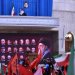 كرسي فارغ تعلوه صورة المرشد السابق علي خامنئي في موقع مراسم ذكرى وفاة الخميني جنوب طهران، وأدناها لوحة تضم صور قادة ومسؤولين إيرانيين قُتلوا خلال الحرب، بينما رُفعت أعلام الجمهورية الإسلامية ورايات حمراء بين الحشود المشاركة في المراسم (جماران)