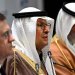 عبد العزيز بن سلمان متوسطاً نوفاك (إلى يمنيه) والغيص خلال جلسة بمنتدى سانت بطرسبرغ (أ.ف.ب)