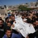 فلسطينيون يشيعون جثمان أحد ضحايا غارة جوية إسرائيلية في خان يونس جنوب غزة الأحد (أ.ب)