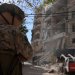 عسكري في الجيش اللبناني يقف في الموقع الذي أصابت فيه غارة جوية إسرائيلية مبنى في الضاحية الجنوبية لبيروت (أ.ب)