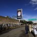 الحوثيون رفعوا صوراً عملاقة لخامنئي في شوارع صنعاء عقب مقتله بضربة إسرائيلية (إ.ب.أ)