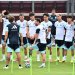 ميسي ركيزة الأرجنتين وقائدها محاط باللاعبين خلال التدريب قبل بدء مشموار المونديال (رويترز)