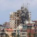 دخان يتصاعد بعد غارة إسرائيلية على مدينة صور في جنوب لبنان أمس (أ.ف.ب)

