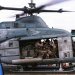 عناصر من مشاة «البحرية» الأميركية التابعة للوحدة الاستكشافية 31 يصعدون إلى مروحية «يو إتش-1 واي فينوم» على متن السفينة «يو إس إس تريبولي» خلال تدريبات على القنص الجوي والإسناد القريب أثناء الإبحار بمياه المنطقة (سنتكوم)