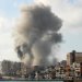 الدخان يتصاعد من موقع غارة جوية إسرائيلية استهدفت حياً في مدينة صور الساحلية جنوب لبنان (أ.ف.ب)