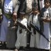 أطفال في صنعاء يحملون بنادق خلال فعالية طائفية حوثية (إ.ب.أ)