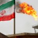 العلم الإيرارني يظهر بالقرب من منصة إنتاج نفطية في حقول سروش النفطية (رويترز)