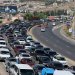 طوابير من السيارات على أوتوستراد الرميلة جنوب بيروت مع بدء عودة نازحين لبنانيين إلى قراهم في جنوب لبنان (إ.ب.أ)