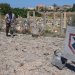 سكان يتفقدون موقع الآثار الرومانية في مدينة صور بجنوب لبنان بعد استهداف محيطها بغارات إسرائيلية (أ.ب)