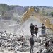 سكان عادوا إلى قريتهم يستخدمون حفارة للبحث عن مفقودين تحت أنقاض مبنى مدمر في قرية تولين جنوب لبنان 16 يونيو 2026 (إ.ب.أ)