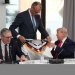 ميرتس يهدي ترمب قميصاً للمنتخب الألماني يحمل رقم «47» (إ.ب.أ)