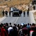 الجيش الإسرائيلي يغلق الطريق في حين يحتج فلسطينيون على الاستيطان قرب الخليل بالضفة الغربية المحتلة الجمعة (رويترز)