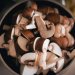 وعاء يحتوي على فطر مقطع (بيكسلز)