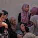 مشيعون يبكون الفلسطينية شهد عاشورالتي قتلتها غارة إسرائيلية يوم الاثنين في مدينة غزة (أ.ب)