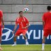حكيمي قائد منتخب المغرب يتوسط زملائه بالتدريب قبل مواجهة هايتي بختام الدور الأول (ا ف ب)