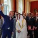 وزير التجارة البريطاني كريس براينت يلتقط صورة جماعية مع الأمين العام لمجلس التعاون الخليجي جاسم البديوي وأعضاء الوفد بعد التوصُّل إلى اتفاقية يوم 20 مايو (رويترز)