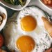 طبق من البيض محاط ببعض المقبلات (بيكسلز)