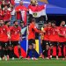 فرحة لاعبي وجماهير مصر بهز شباك إيران وتأهلهم للدور الثاني (أ.ب)