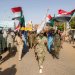 أعضاء من «المقاومة الشعبية» المؤيدة للجيش في مسيرة في أم درمان لدعم موقفه في دارفور وكردفان وولاية النيل الأزرق (أ.ف.ب)
