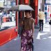 امرأة تحمل مظلة خلال موجة حر شديدة في نيويورك (إ.ب.أ)
