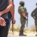 جنود إسرائيليون يمنعون سكان قرية قبلان الفلسطينية جنوب نابلس في الضفة الغربية من العودة إلى منازلهم بالسبت (أ.ف.ب)