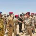 وزير الدفاع اليمني الفريق ركن طاهر العقيلي خلال زيارة أخيرة لمحور عتق بشبوة (مكتب الإعلام بشبوة)