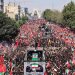  مشيعون يتجمعون حول نعوش المرشد الإيراني السابق علي خامنئي وأفراد من عائلته، مع توجه موكب التشييع نحو ميدان آزادي في طهران، 6 يوليو 2026 (أ.ف.ب)