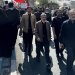 صورة نشرها موقع «دولت بهار» الناطق باسم مكتب الرئيس الأسبق محمود أحمدي نجاد من مشاركته في تشييع المرشد السابق علي خامنئي بطهران الاثنين 