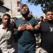فلسطينيون خلال جنازة زوجين قُتلا في قصف إسرائيلي استهدف حي الصبرة بمدينة غزة يوم الاثنين (أ.ف.ب)