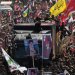 شاحنة تحمل نعش المرشد الإيراني السابق علي خامنئي تشق طريقها عبر حشود المعزين خلال موكب الجنازة في النجف العراقية (أ.ب)