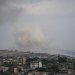 دخان يتصاعد من موقع غارة جوية إسرائيلية على قرية النبطية الفوقة بجنوب لبنان (أ.ف.ب)