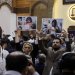 متظاهرون يحملون صور ضحايا تعذيب خلال جلسة محاكمة عاطف نجيب في «قصر العدل» بدمشق يوم 26 أبريل 2026 (رويترز)