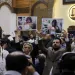 26 Nisan 2026 tarihinde Şam’daki Adalet Sarayı’nda Atıf Necib’in duruşması sırasında işkence kurbanlarının fotoğraflarını taşıyan göstericiler (Reuters)