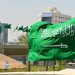 أعلام سعودية ترفرف على أحد شوارع العاصمة السعودية (الشرق الأوسط)