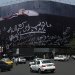  لوحة دعائية على مبنى في طهران تُظهر الرئيس الأميركي داخل نعش وعليها شعار بالفارسية نحن «نقتل ترمب» (رويترز)