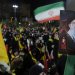 مناصرون لـ«حزب الله» يرفعون علمي الحزب وإيران في ضاحية بيروت الجنوبية خلال مراسم تشييع المرشد الإيراني السابق علي خامنئي (إ.ب.أ)