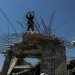 فلسطينيون يستخرجون الحديد من أنقاض المنازل التي دمَّرها الجيش الإسرائيلي خلال الحرب في خان يونس جنوب غزة (د.ب.أ)