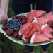 ما أبرز الفروق الغذائية بين البطيخ والفراولة؟ (بيكسلز)