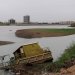 صورة لقارب مهجور على ضفاف النيل الأزرق، إلى جانب قاع النهر المكشوف في الخرطوم 27 يوليو 2026 (أ.ف.ب)