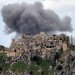 الدخان يتصاعد إثر القصف الإسرائيلي على قرية يحمر في جنوب لبنان خلف قلعة الشقيف (أ.ف.ب)
