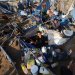 نازح فلسطيني يجلس على الرمال بين بقايا خيمته التي دُمّرت عقب غارة جوية إسرائيلية استهدفت مستودعاً للإمدادات والمستلزمات الطبية والأدوية بالقرب من مستشفى شهداء الأقصى في مدينة دير البلح وسط قطاع غزة في الأول من أغسطس الحالي (أ.ف.ب)