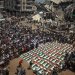 فلسطينيون يشيعون جثامين 112 شخصاً من عشيرة واحدة بشرق مدينة غزة يوم الثلاثاء (إ.ب.أ)