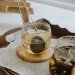 كوب شاي دافىء مع مصفاة يظهر على صينية من خشب (بيكسلز)