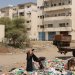 يمني وزوجته يجمعان بقايا البلاستيك لبيعها حتى يتمكنا من إطعام أطفالهما (رويترز)