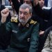 القيادي في «الحرس الثوري» محسن رضائي يردد هتافات في مراسم ذكرى وفاة الخميني الـ37 في طهران (جماران)